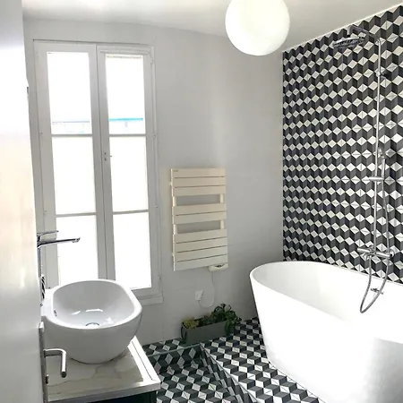 Spacious Comfortable Quiet Duplex *